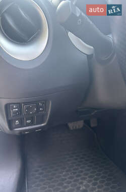 Позашляховик / Кросовер Nissan Juke 2013 в 