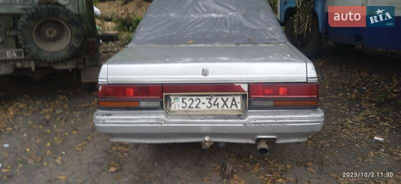 Седан Nissan Laurel 1987 в Славянске