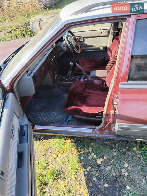 Седан Nissan Laurel 1986 в Коростене