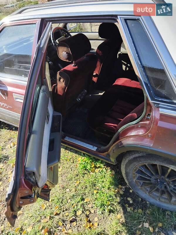 Седан Nissan Laurel 1986 в Коростене