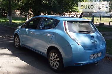 Хэтчбек Nissan Leaf 2015 в Синельниково