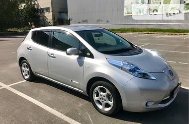 Седан Nissan Leaf 2010 в Києві