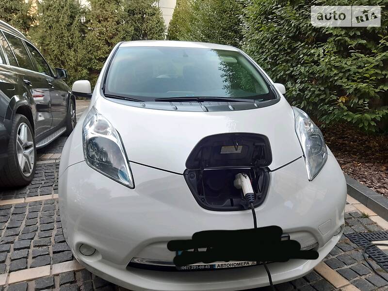 Седан Nissan Leaf 2015 в Києві