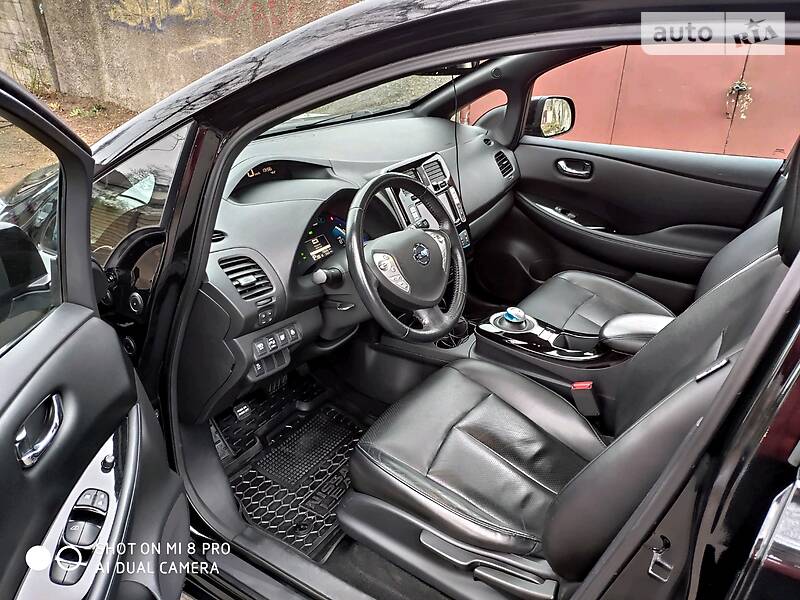Хетчбек Nissan Leaf 2013 в 