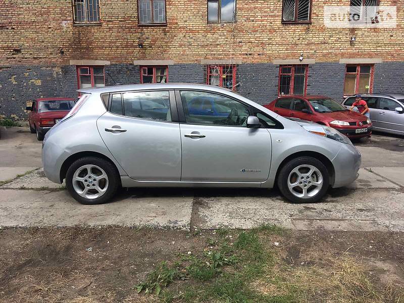 Седан Nissan Leaf 2012 в Києві