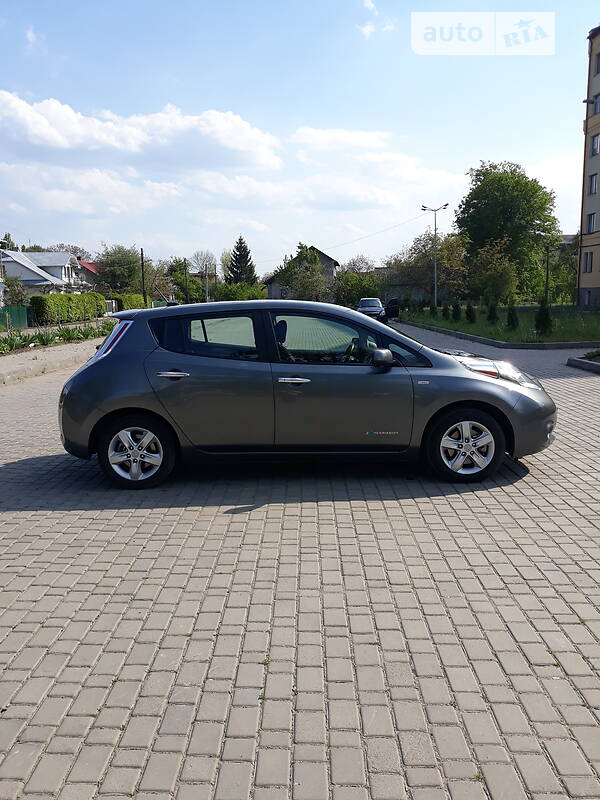 Хетчбек Nissan Leaf 2014 в 