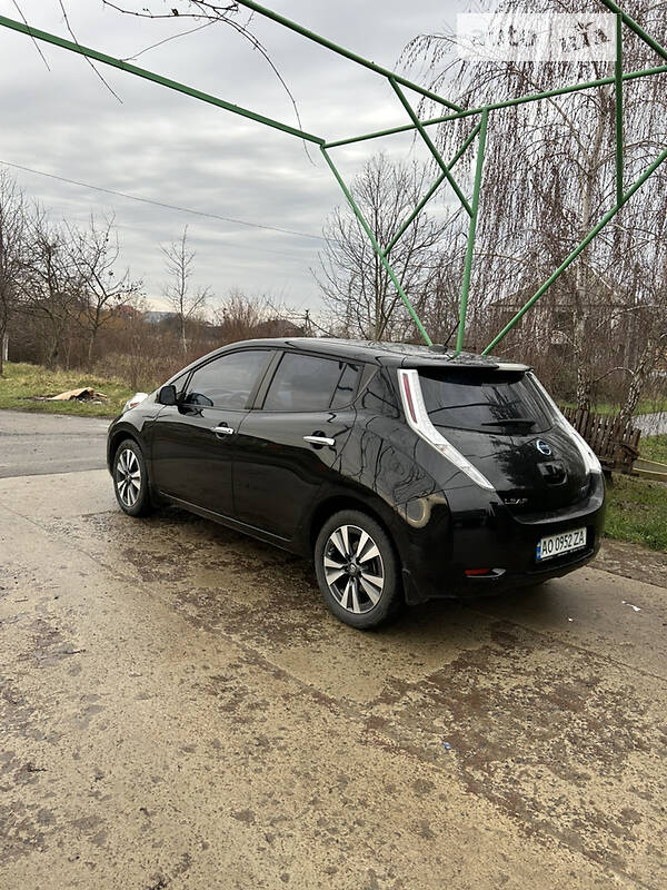 Хэтчбек Nissan Leaf 2015 в Мукачево