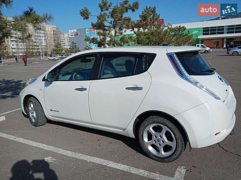 Хэтчбек Nissan Leaf 2013 в Николаеве