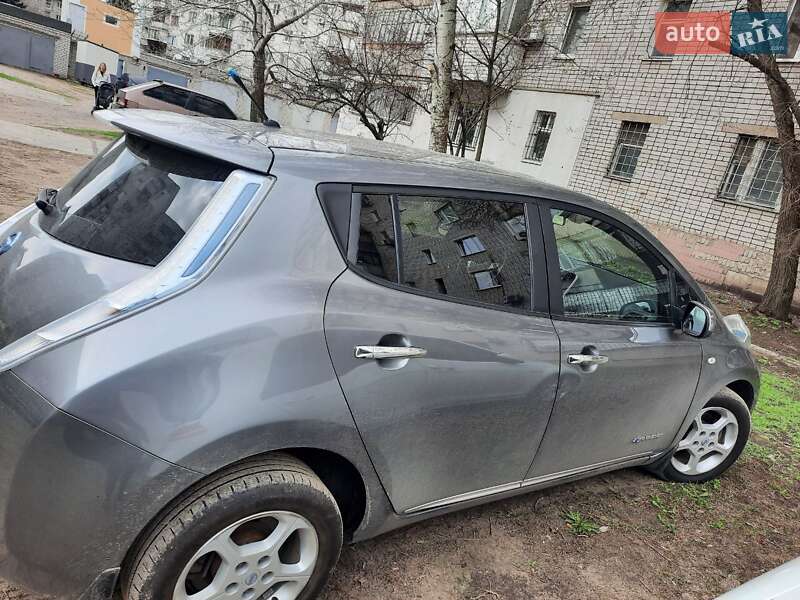 Хэтчбек Nissan Leaf 2013 в Днепре