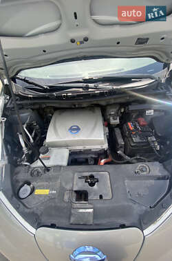 Хетчбек Nissan Leaf 2014 в 