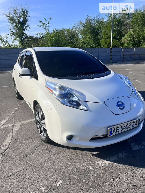 Хэтчбек Nissan Leaf 2015 в Днепре