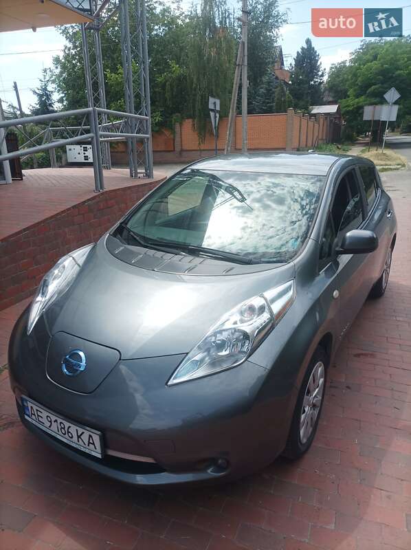 Хэтчбек Nissan Leaf 2015 в Днепре