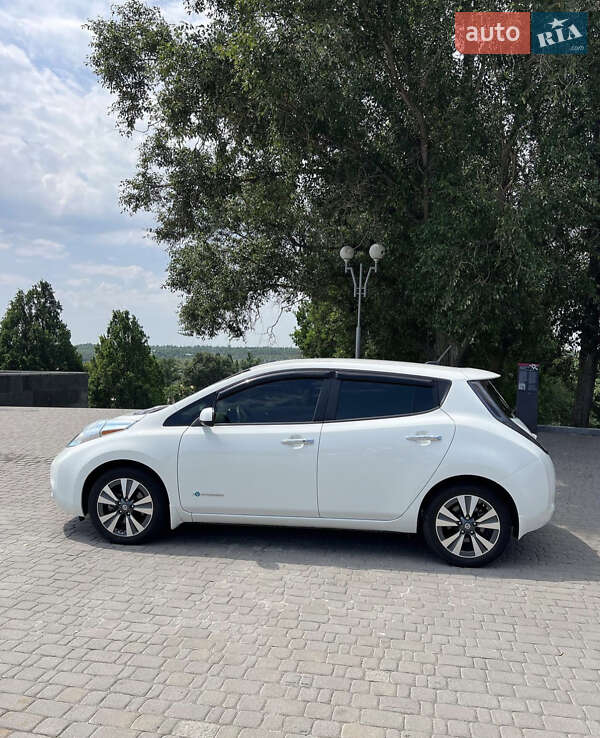 Хэтчбек Nissan Leaf 2016 в Днепре