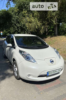 Хэтчбек Nissan Leaf 2013 в Новой Ушице