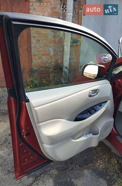 Хэтчбек Nissan Leaf 2012 в 