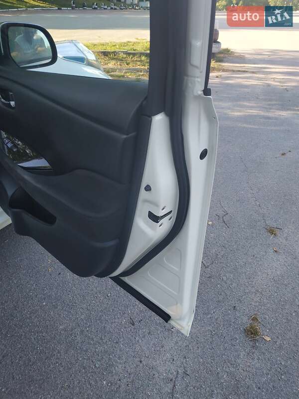 Хетчбек Nissan Leaf 2013 в Житомирі