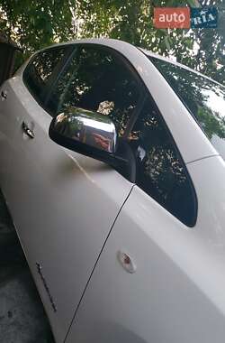 Хетчбек Nissan Leaf 2014 в 
