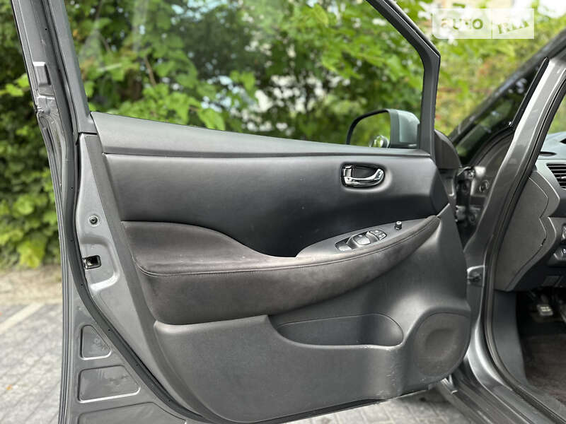 Хэтчбек Nissan Leaf 2015 в Львове