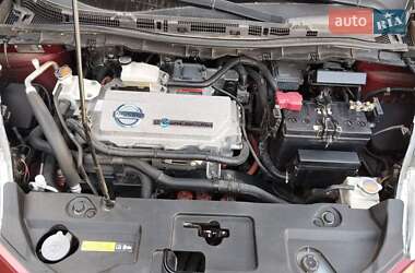 Хэтчбек Nissan Leaf 2012 в 