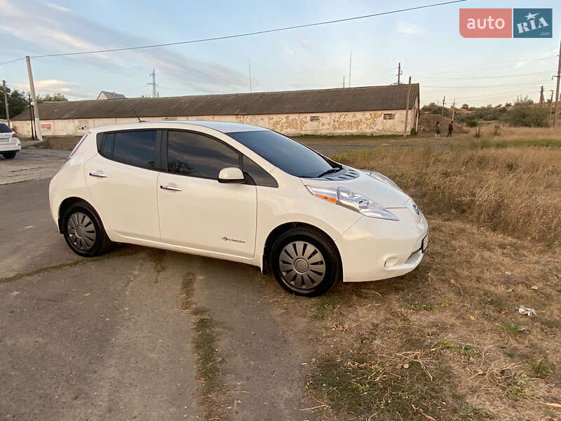 Хэтчбек Nissan Leaf 2015 в Березовке