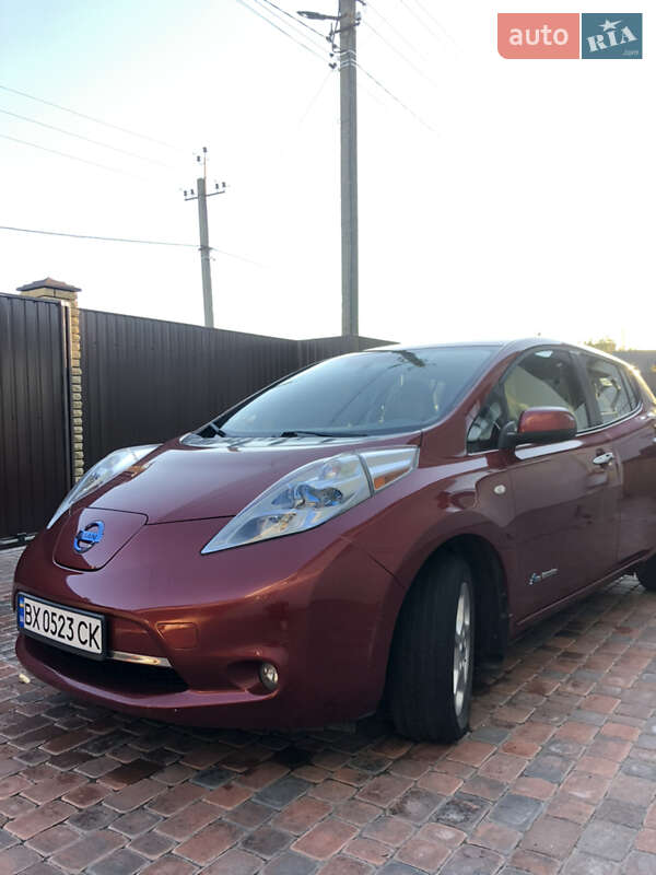 Хэтчбек Nissan Leaf 2012 в 