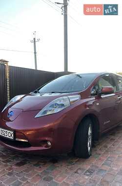 Хэтчбек Nissan Leaf 2012 в 
