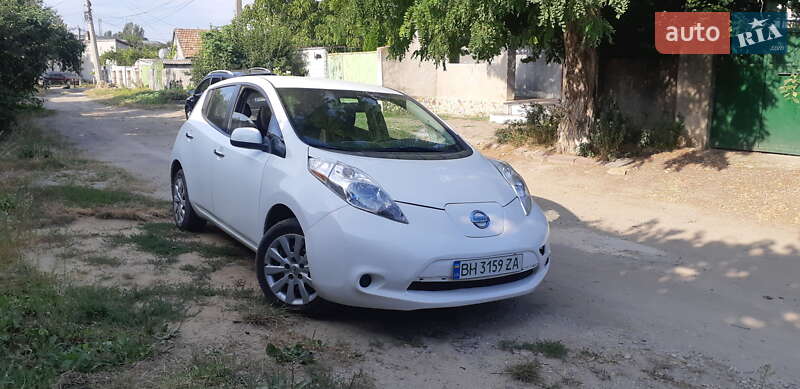 Хетчбек Nissan Leaf 2014 в 