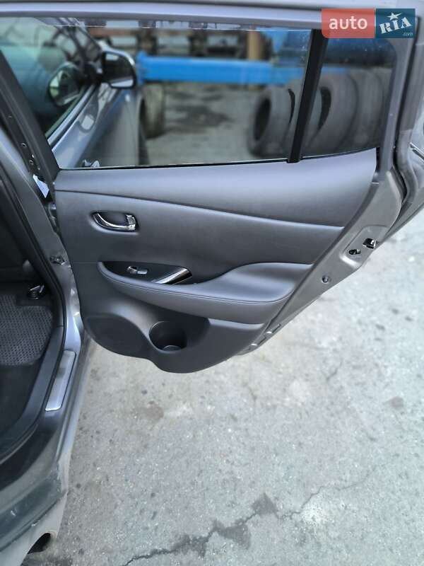 Хэтчбек Nissan Leaf 2014 в Гайвороне