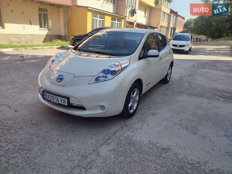 Хэтчбек Nissan Leaf 2012 в 