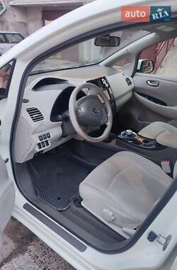 Хэтчбек Nissan Leaf 2012 в 