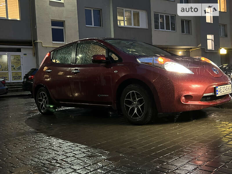 Хетчбек Nissan Leaf 2015 в Дніпрі