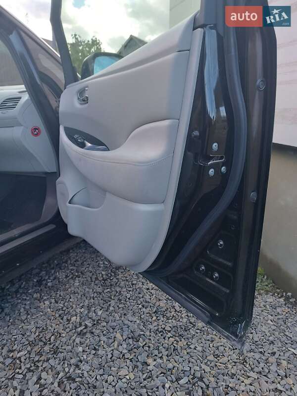 Хетчбек Nissan Leaf 2012 в Ужгороді