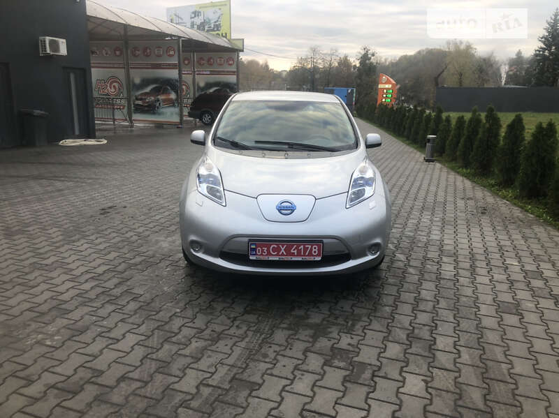 Хэтчбек Nissan Leaf 2011 в Черновцах