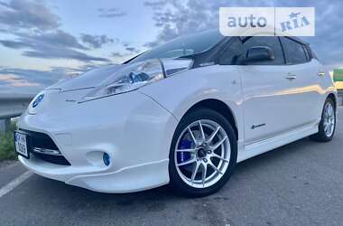 Хетчбек Nissan Leaf 2014 в 