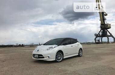 Хетчбек Nissan Leaf 2014 в 