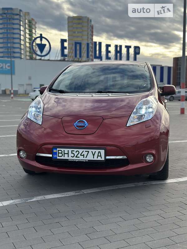 Хэтчбек Nissan Leaf 2011 в Одессе