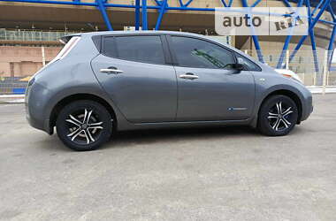 Хэтчбек Nissan Leaf 2014 в 