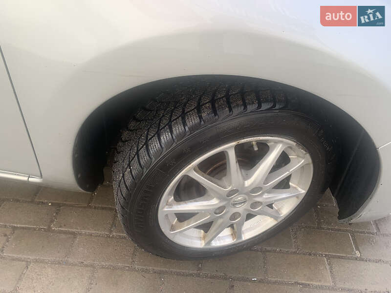 Хетчбек Nissan Leaf 2014 в Здолбуніві