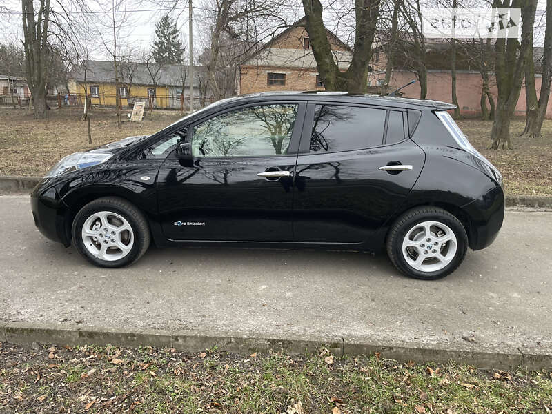 Хетчбек Nissan Leaf 2012 в Дубні