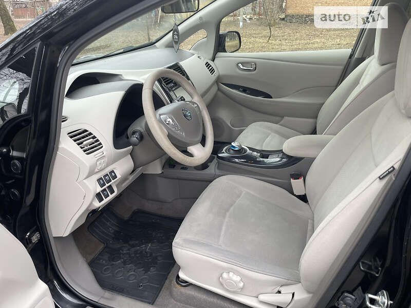 Хетчбек Nissan Leaf 2012 в Дубні