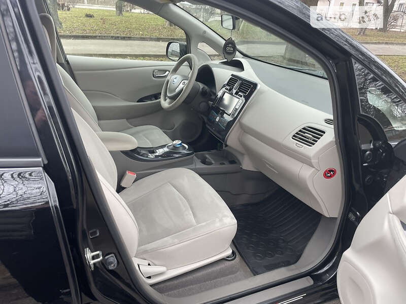 Хетчбек Nissan Leaf 2012 в Дубні