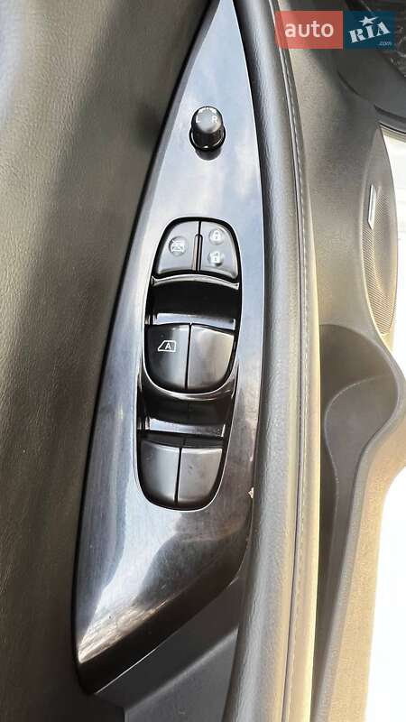 Хетчбек Nissan Leaf 2014 в Запоріжжі