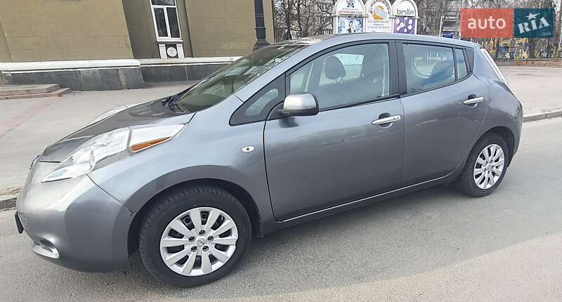 Хетчбек Nissan Leaf 2016 в Дніпрі