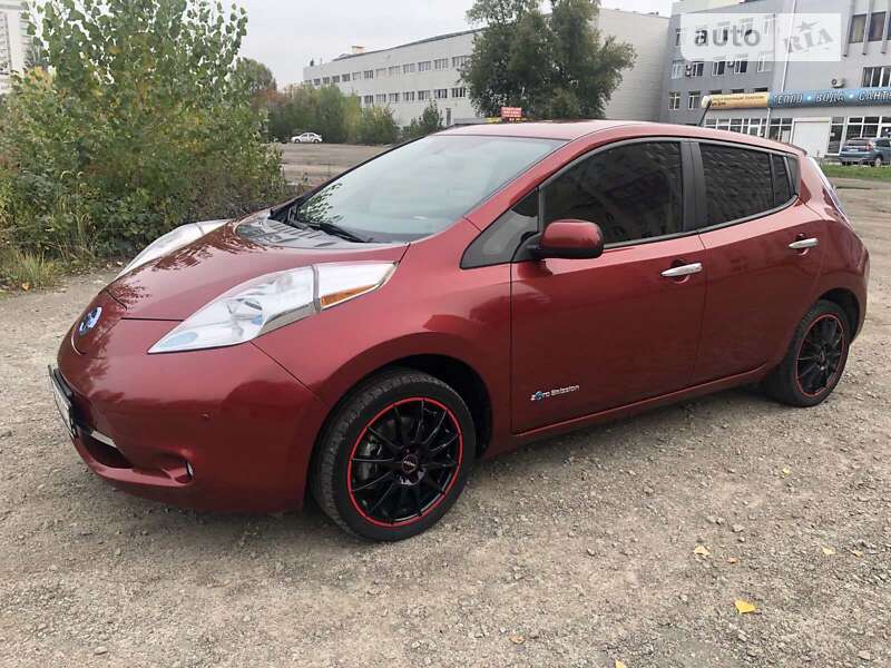 Хэтчбек Nissan Leaf 2013 в Вышгороде