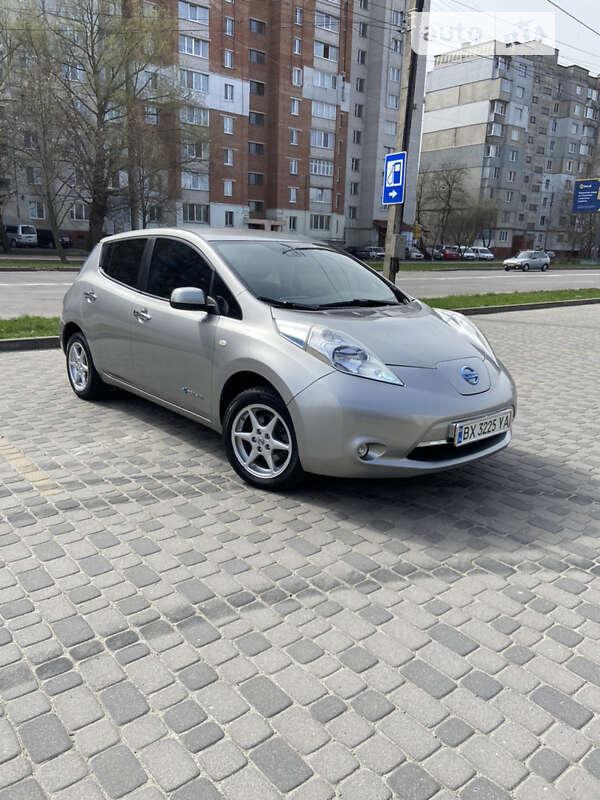 Хетчбек Nissan Leaf 2015 в Хмельницькому
