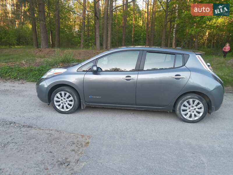 Хэтчбек Nissan Leaf 2015 в Полонном