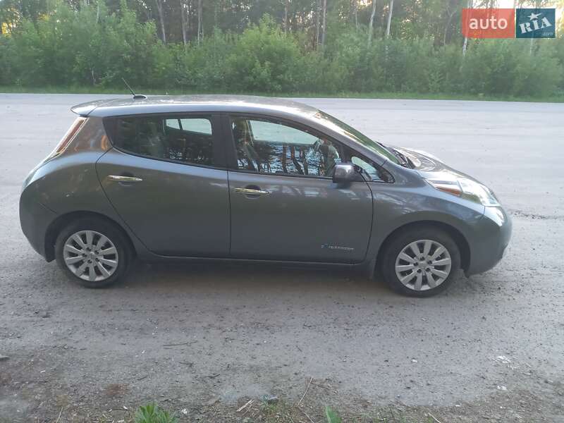 Хэтчбек Nissan Leaf 2015 в Полонном