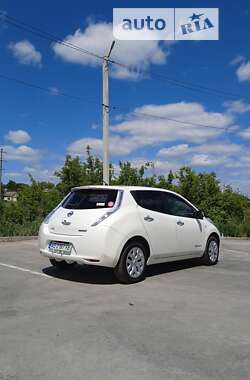 Хэтчбек Nissan Leaf 2015 в Синельниково