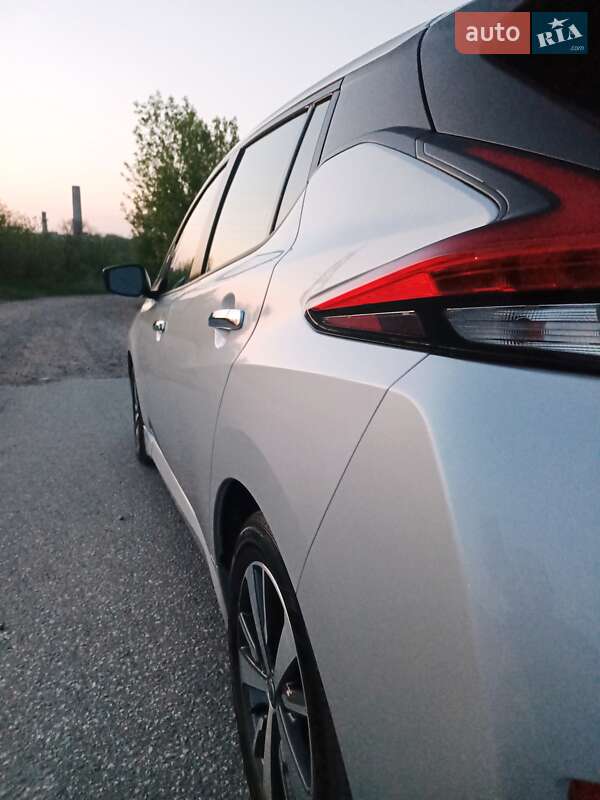 Хэтчбек Nissan Leaf 2022 в Александрие