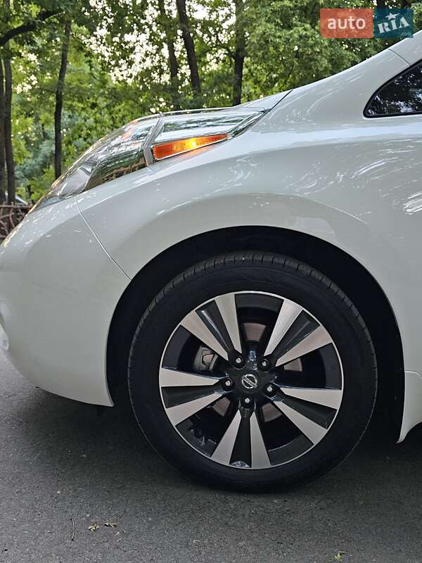 Хетчбек Nissan Leaf 2013 в Дніпрі